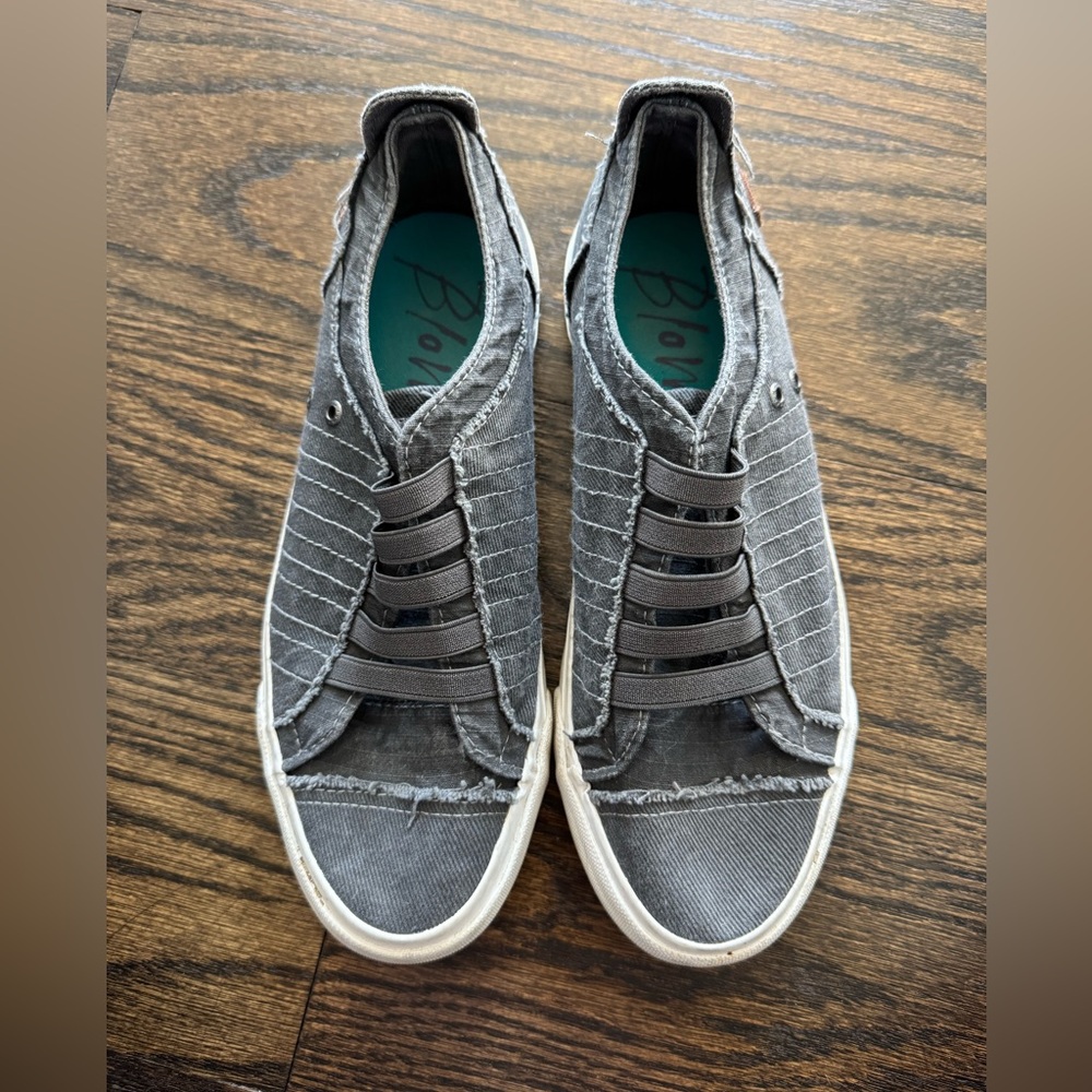 Blowfish women’s Charcoal Gray Slip-On Sneakers 8
